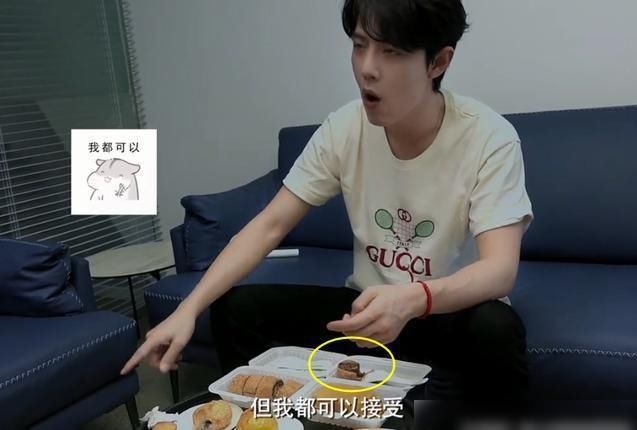  自语|肖战品美食，每种小吃只尝一口，自语“太浪费”，粉丝：被骂怕了
