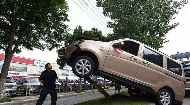 下车|女司机并道时与别人发生剐蹭,下车就责怪后车,车主:我才是直行