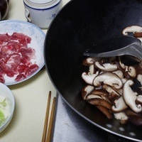  肉片|周末做做家常菜：关键一步，香菇肉片好吃窍门