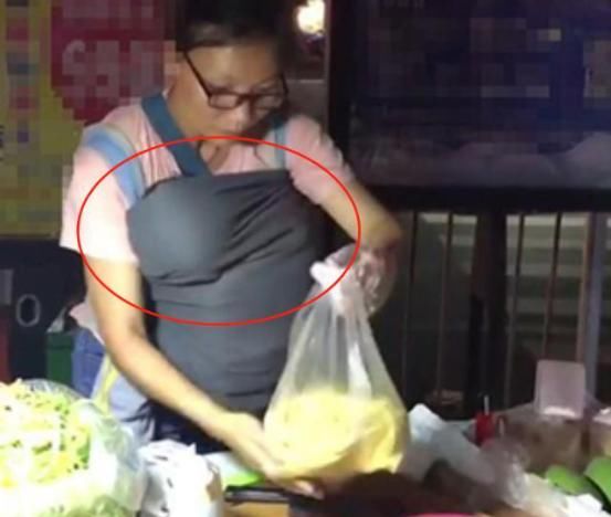  全职妈妈|女子夜市摆摊，胸前挂一物，看清楚后网友纷纷评论：当妈不易