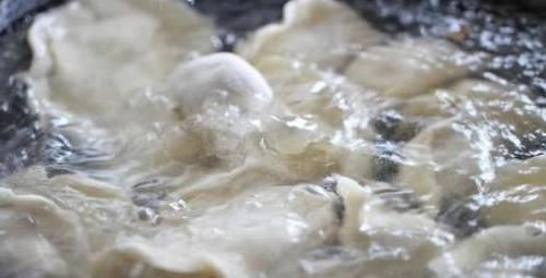 破皮|煮饺子,水开后下锅是大错特错!记得多加这1步,饺子鲜嫩不破皮