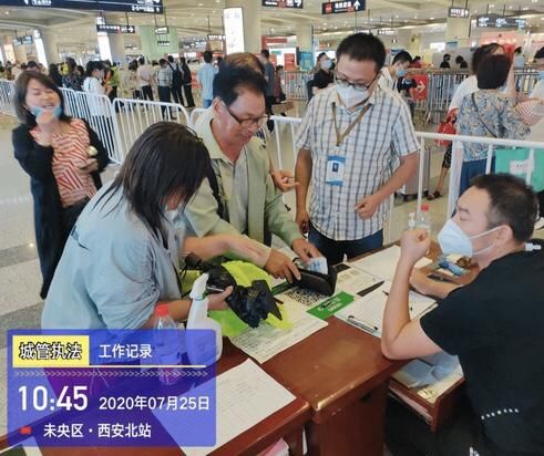 失主季先生|经开城管拾金不昧,暖心服务旅客当面致谢