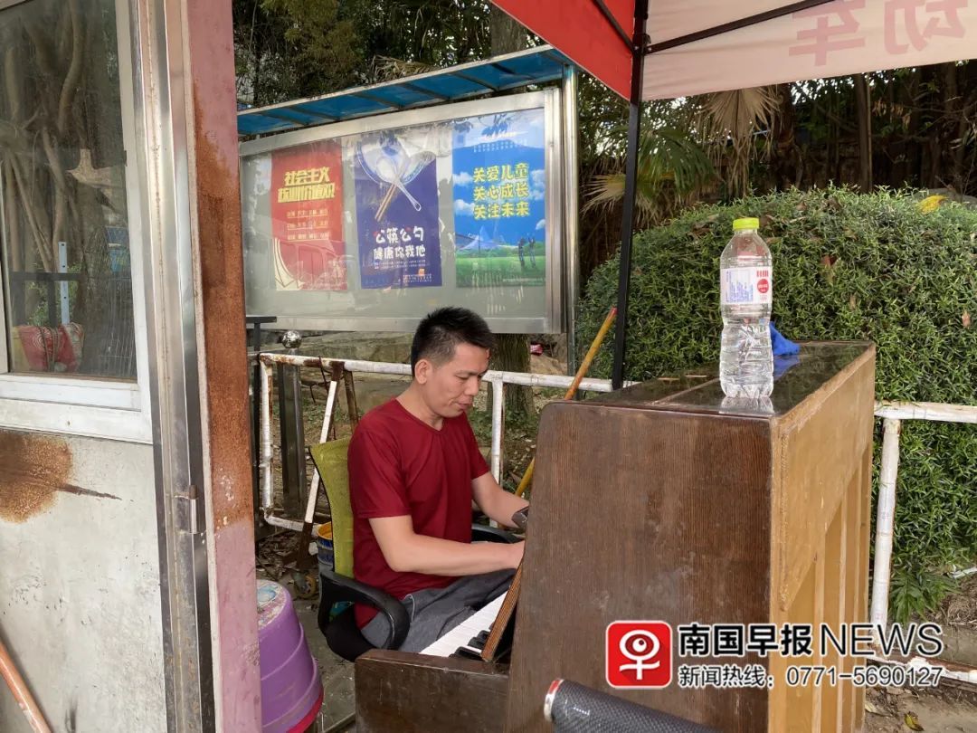 违章建筑|南宁一烧鸭店被拆后，老板现场秒变“钢琴王子”…