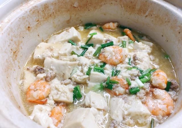  虾头|天气热，做个虾仁豆腐煲，清淡营养，鲜得想把舌头吞下去