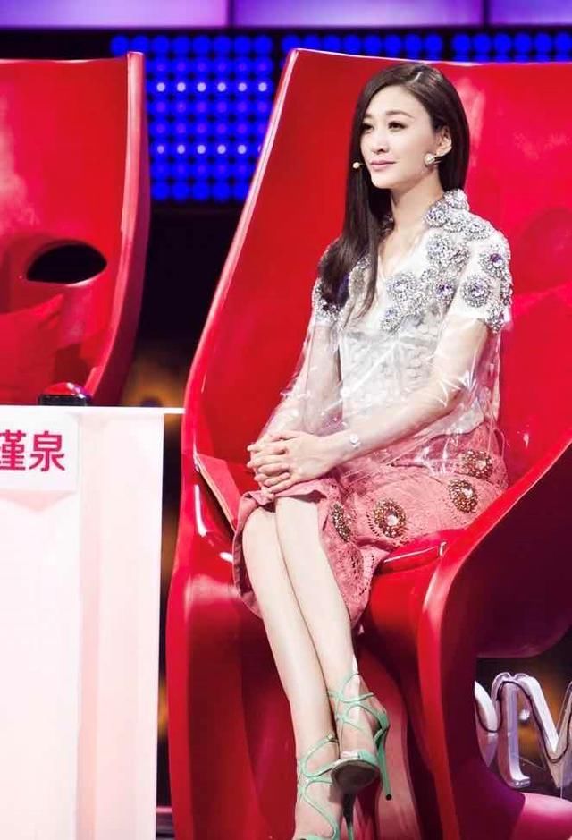 塑料|被李小冉“夹腿坐”迷住,穿粉色连衣裙配塑料斗篷,意外高级优雅