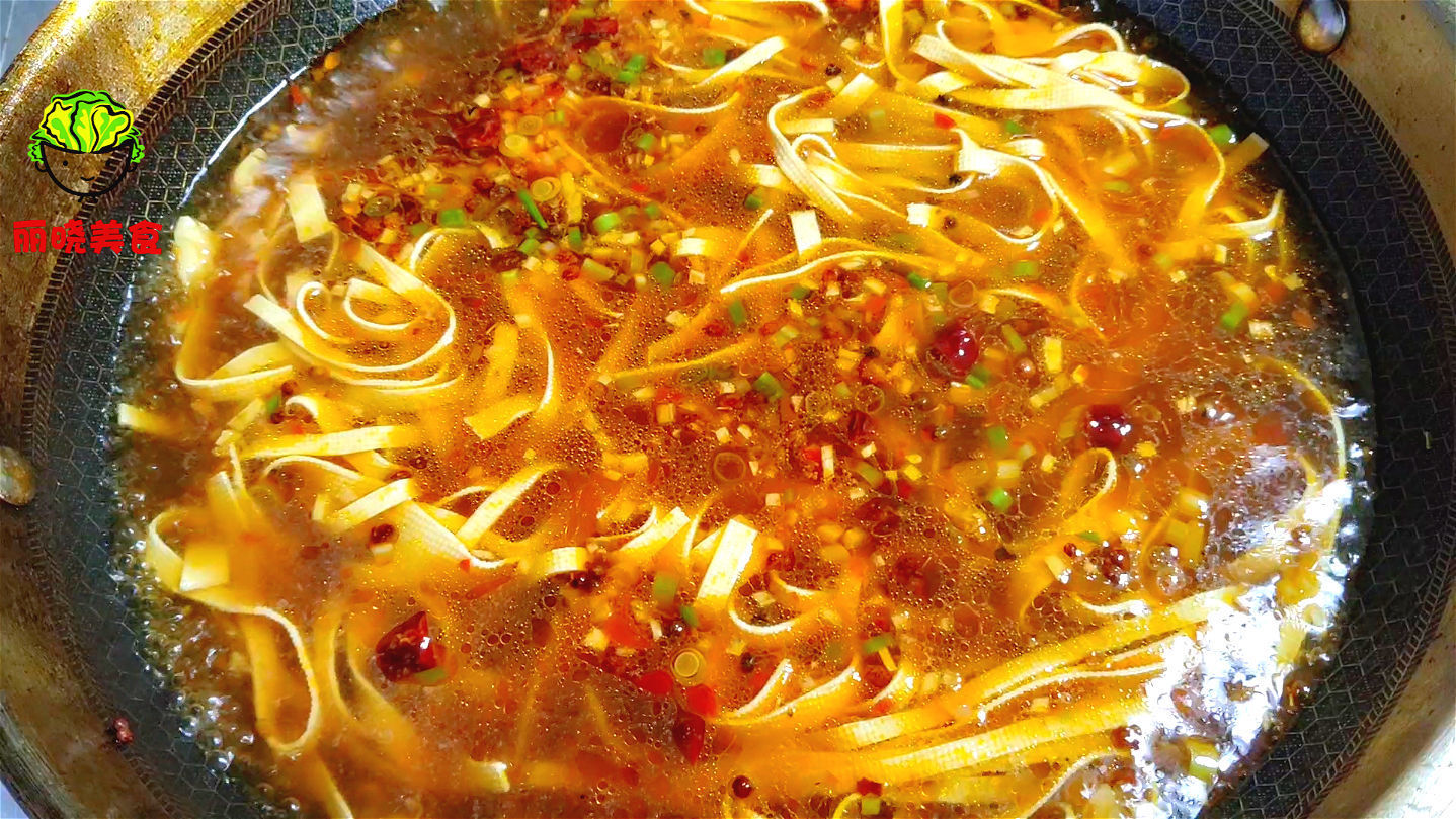 豆腐皮|豆腐皮别炒菜了,教你好吃做法,我家一周吃5次,真的是太解馋了