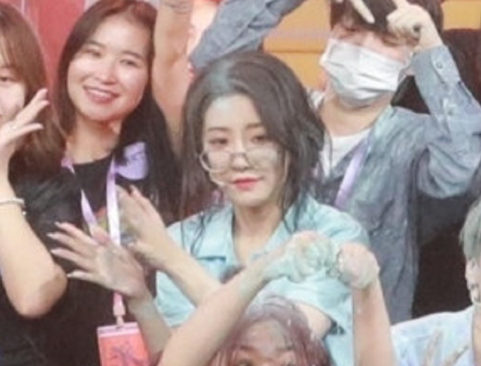  刘雨昕|团综收官，虞书欣对老板狂撒面粉，刘雨昕直接染一头“绿”发？