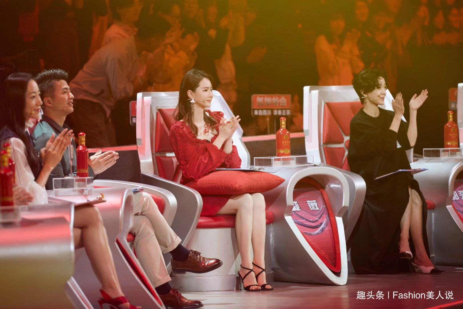 穿衣搭配|戚薇录制《最强大脑》,穿大红色连衣裙好抢眼,美得优雅大气!