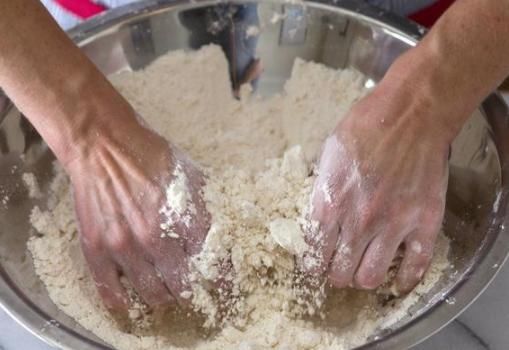  松软|油条一凉就发硬？原来是和面手法错了，教你这样做，油条松软好吃