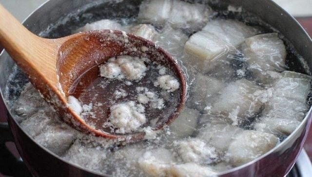 层浮沫|煮肉时,上面的浮沫是精华还是脏东西,要撇去吗又学到一招