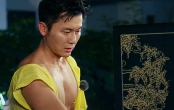  撕烂|跑男前期衣服都撕烂的撕名牌环节，现在互相谦让，只因他太强