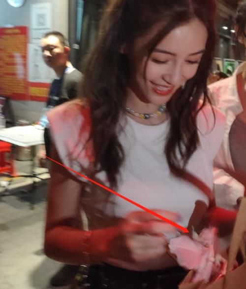 粉丝|baby给粉丝买奶茶,网友无美颜随手一拍,这模样哪像是31岁?