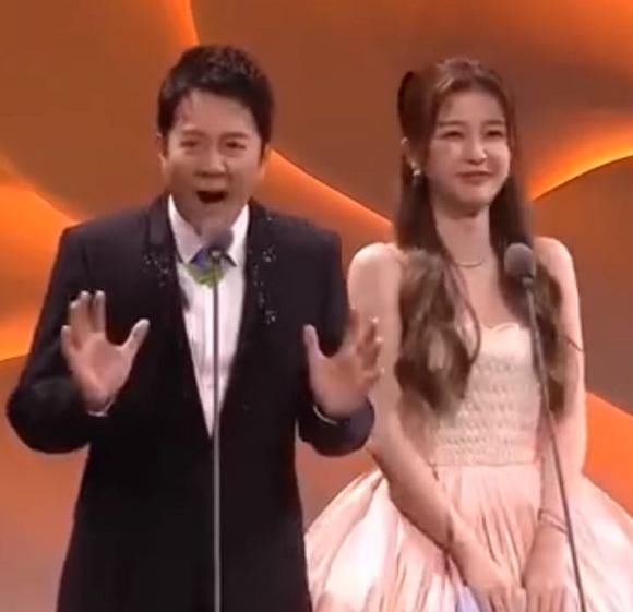 颁奖|金鹰节颁奖嘉宾抢热度，虞书欣可爱营造气氛，李易峰调皮假摔