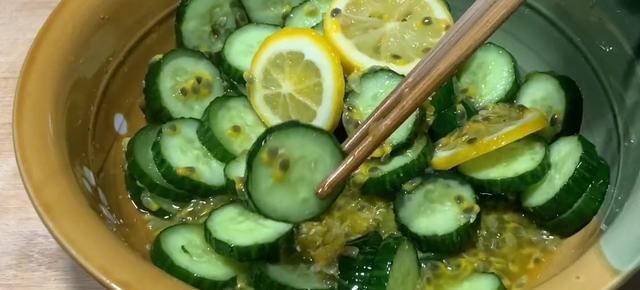  柠檬茶|夏天炎热无食欲，一根黄瓜搭配柠檬茶，酸爽开胃还不会发胖