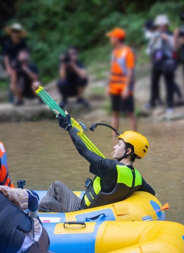  风景|王一博玩水，一个人玩出两种风景