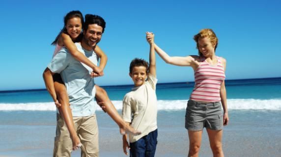 误认为|“高颜值岳父”走红，新娘父亲被误认为新郎，新娘：这是我亲爸