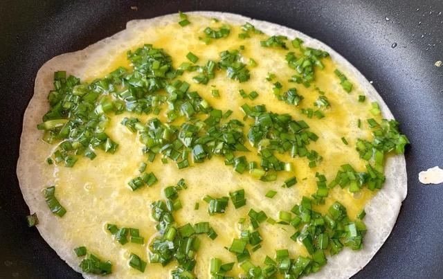  早餐|秋天多吃韭菜，教你做快手早餐饼，筷子一搅2分钟出锅，越吃越香