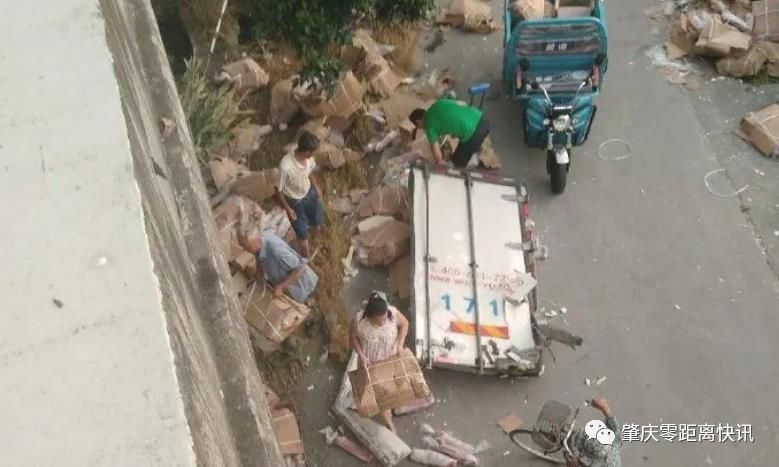  拉走|货车高速公路遇车祸，7吨猪肉遭哄抢！连车门也被拉走了…