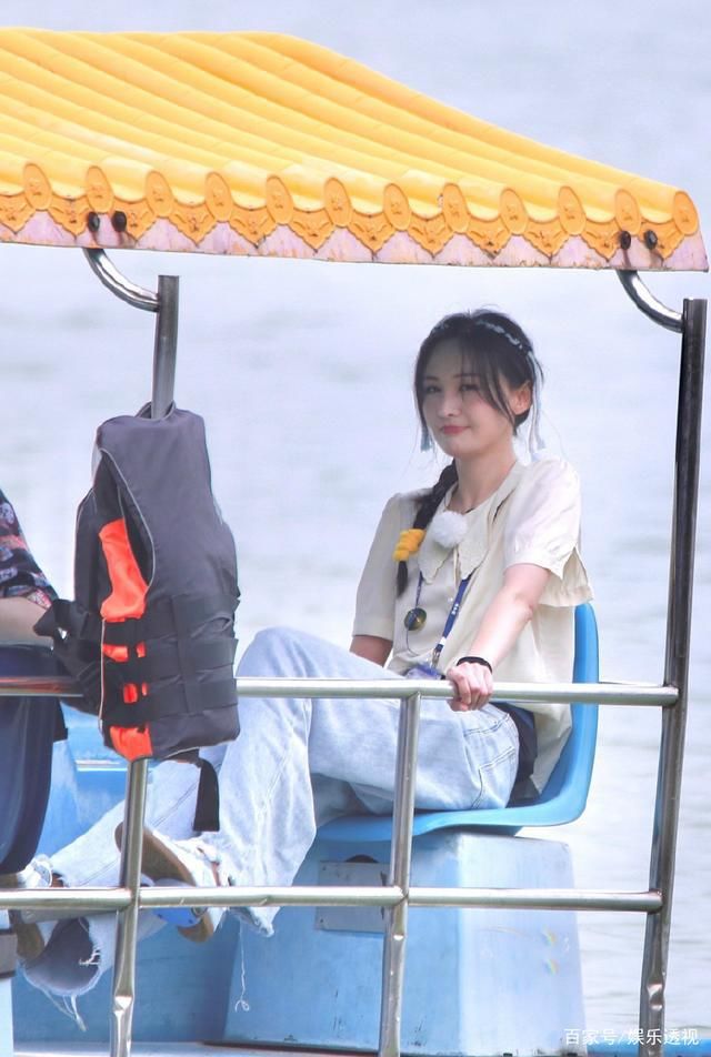  手机|郑爽手机掉湖里了,反应过于真实戳中笑点,与王鹤棣对话引大笑