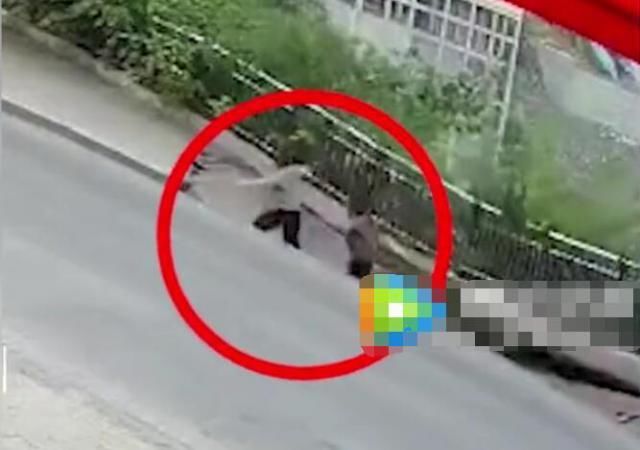 坠落|道路突然垮塌,两名行人坠落