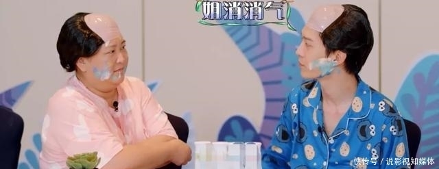 手机|郑爽上节目遭吐槽,玩游戏作弊,喝水作假,即使录节目手机都不离手