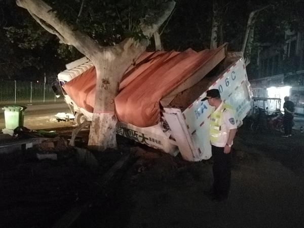  深夜|大货车深夜突陷深坑 多亏这棵树货车司机逃过一劫