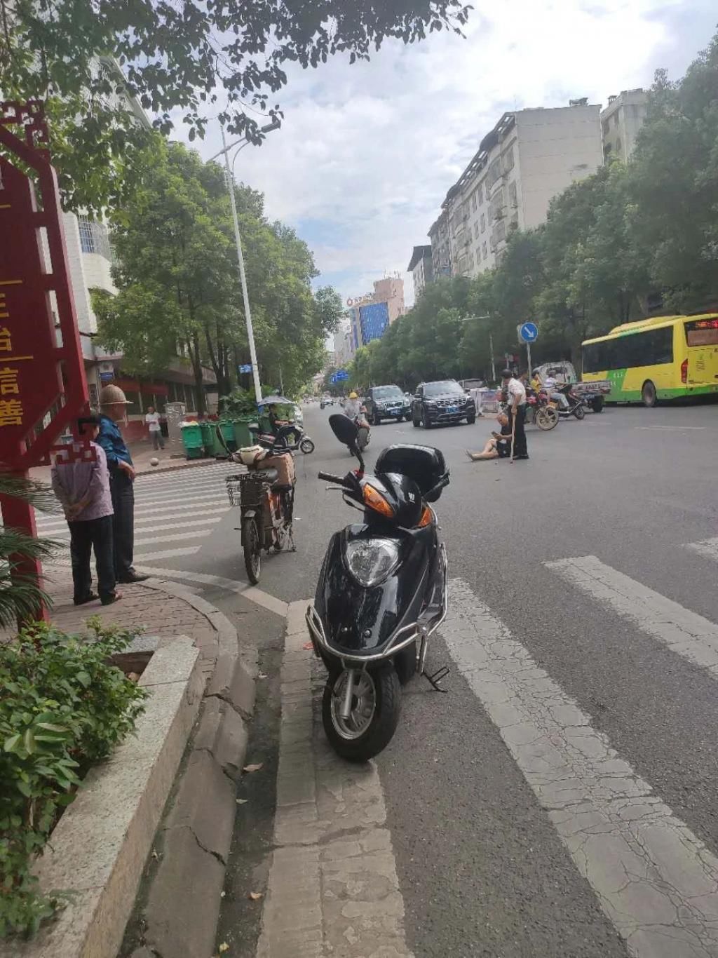  相撞|突发！宜章县城一路口摩托车与电单车相撞，男子倒地不起！