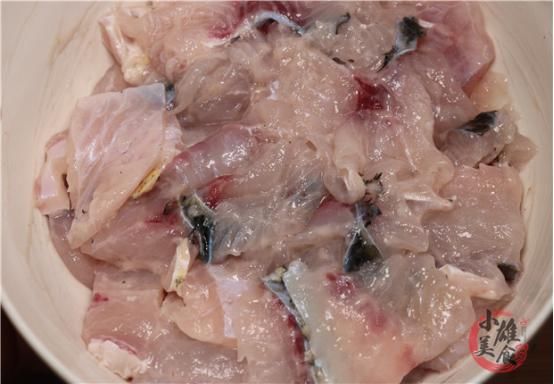  解馋|水煮鱼我只服这个做法，几个技巧轻松搞定，鱼肉嫩滑不散，真解馋