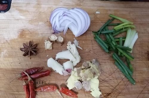  小槐|入伏后，这肉要多吃，比牛羊肉强，不燥不热不上火，焖一锅特馋人