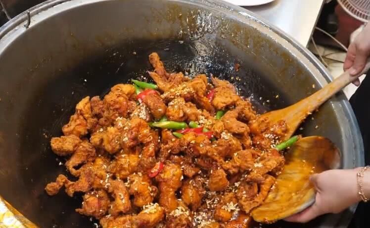 炸鸡小吃|炸鸡店生意冷清,老板换个烹饪方式,立马成为食客喜欢的网红美食