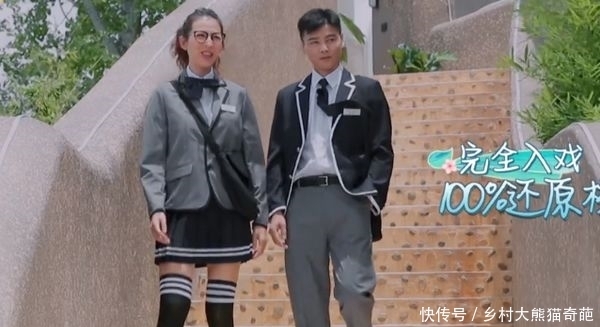 吉娜|同样是穿校服,蔡少芬年轻10岁,吉娜宛如少女,只有她最真实