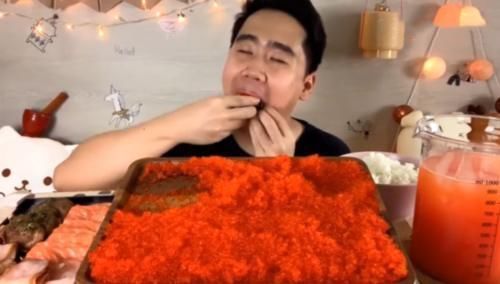 本来就|大胃王吃1盘“鱼籽”,粉丝说他穷,看清后,网友这也太奢侈了