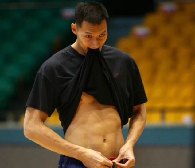 女排|男篮队长腹肌,女排队长腹肌,再看国足队长的,差距一目了然!