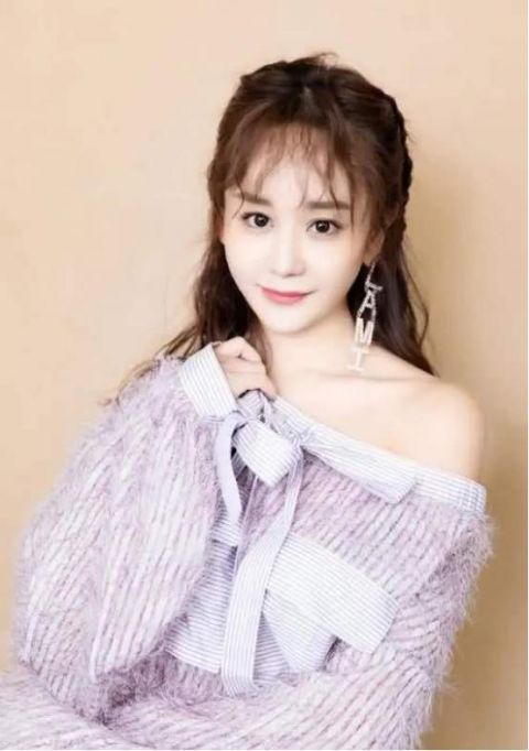  吸睛|海陆打扮有个性，牛仔布“围成”裙子穿出门，款式潮流还吸睛