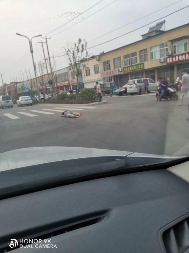  小车|注意安全：沂水一电动车与小车发生碰撞.....