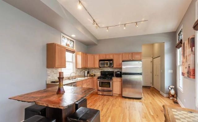  房爆|闪瞎眼：宽度不到1米的纸片房爆红全网！网友：真的能住人？