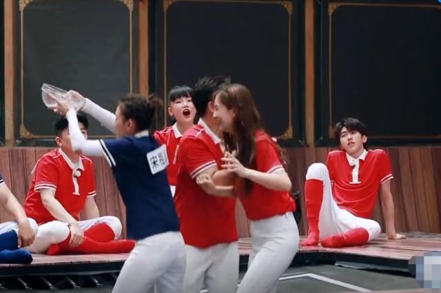  水碗|郑恺作弊帮baby，致使水碗砸到宋祖儿，蔡徐坤的反应太圈粉