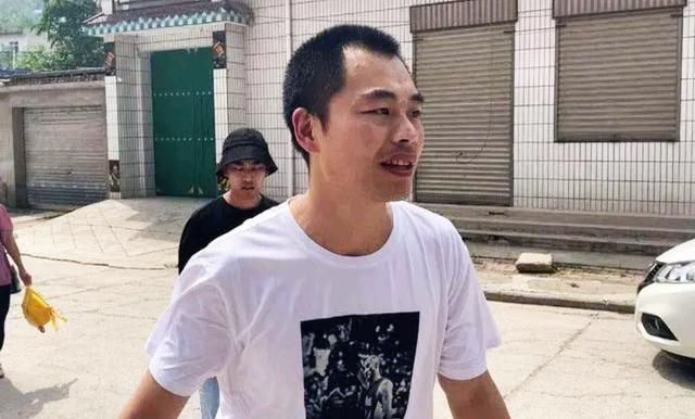 出狱|20年后拦路打老师当事人，出狱后想做网红，是为公益还是圈钱？