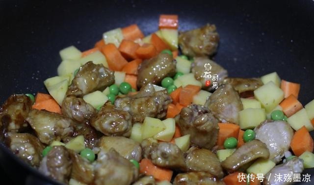 发愁|天热吃啥不发愁,厨房小白也能做好的焖饭,食材百搭,米粒分明