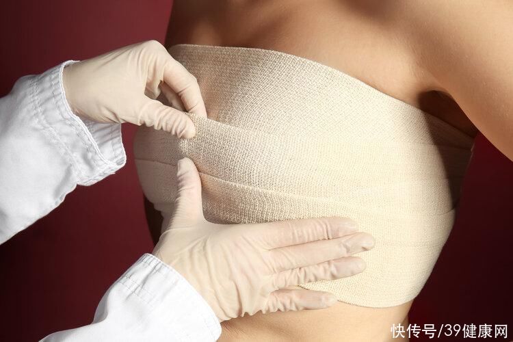 女的扁平胸怎么治疗(女子双胸重约25斤，确诊“巨乳症”！什么是巨乳症？怎么治疗？)