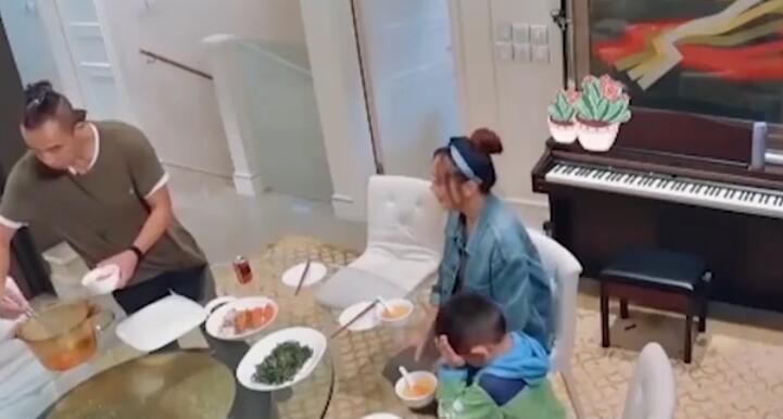  做饭|陈小春首次给Jasper做饭，谁注意饭桌上放的菜？打脸大半个娱乐圈