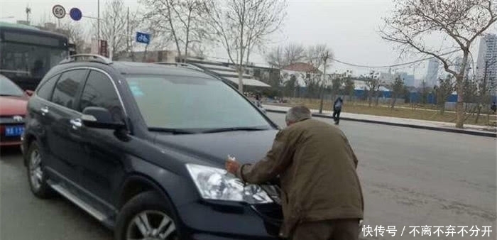 要钱|老人强行拦车要钱,不给钱就狂踹车门,司机的动作吓坏了老人!
