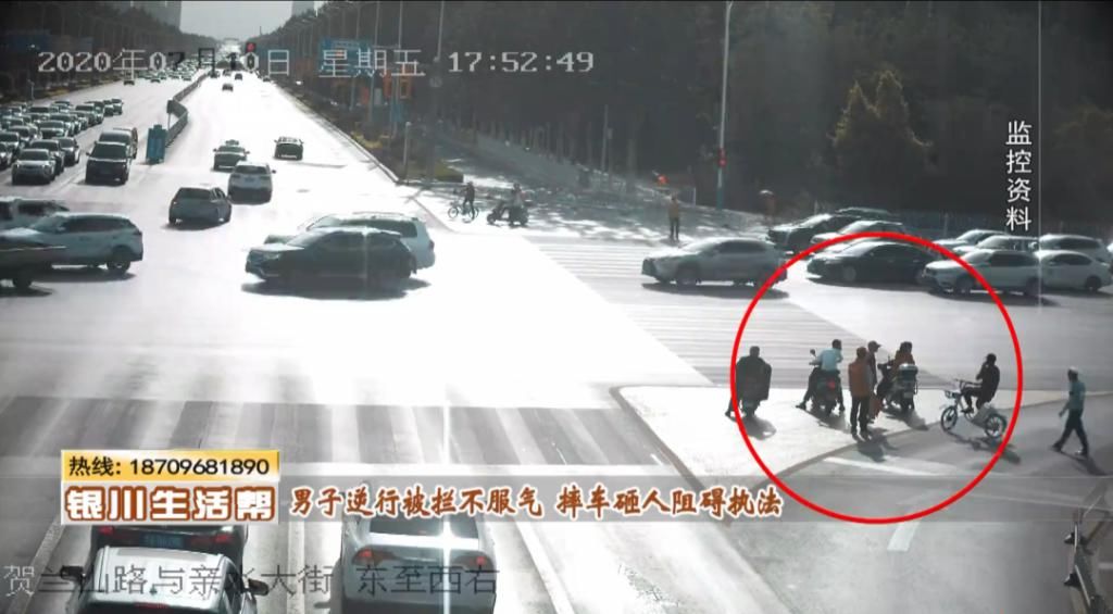  现场|现场 || 银川男子骑车逆行被交警拦下，不服气竟摔车砸人扬长而去！