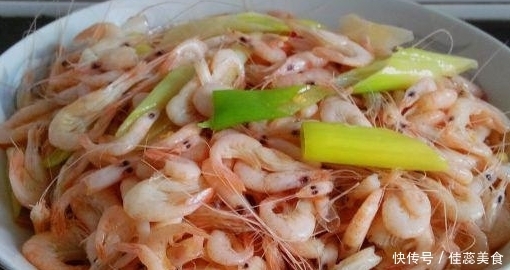 次去女友家|去女友家,丈母娘不唠嗑,只做一桌硬菜招待,亲戚:馋的要来蹭饭