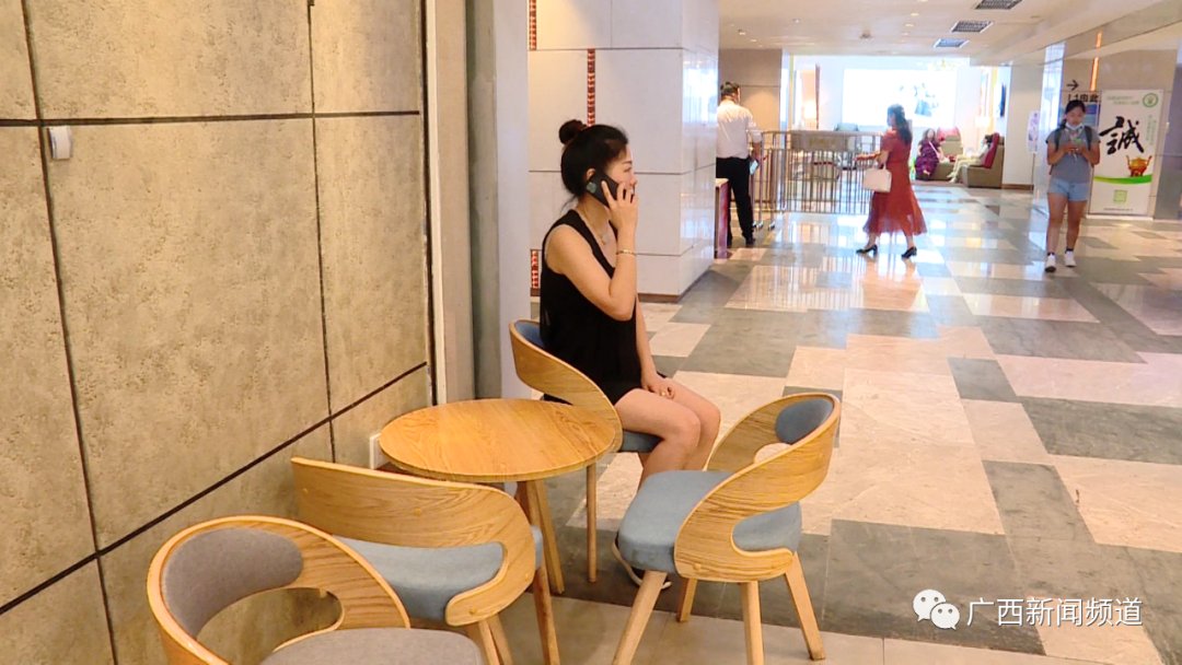 归还|南宁一女子两分钟内在店主眼皮下顺走一个包，失主：主动归还，不追究