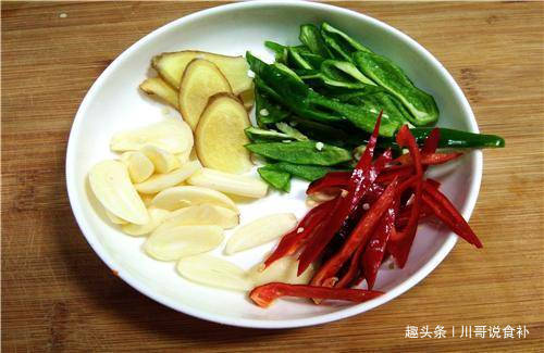  黄瓜|腌黄瓜，只需多加这一步，腌出的黄瓜又脆又绿，放半年也不坏