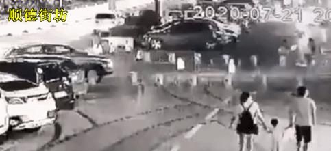  罗定|大良罗定邦中学附近这一幕，实在太尴尬了！点做到噶？