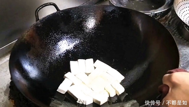 好看|大厨教你煎豆腐,多加“1步”,不粘锅不糊底,色泽好看味道香