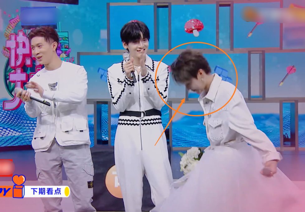  THE9|THE9作客《快本》，虞书欣帮黄晓明采耳，刘雨昕为海涛穿裙子