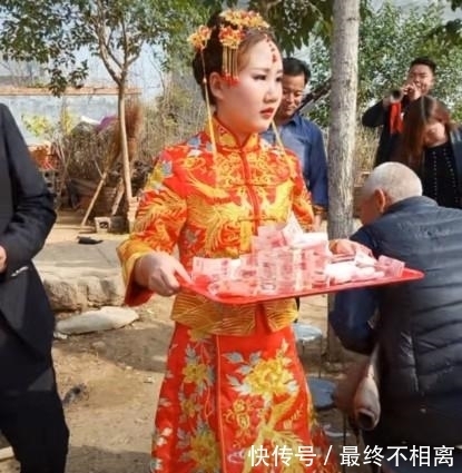 纷纷|女子结婚端着盘子敬酒，瞧见盘子里的的东西，网友纷纷不淡定